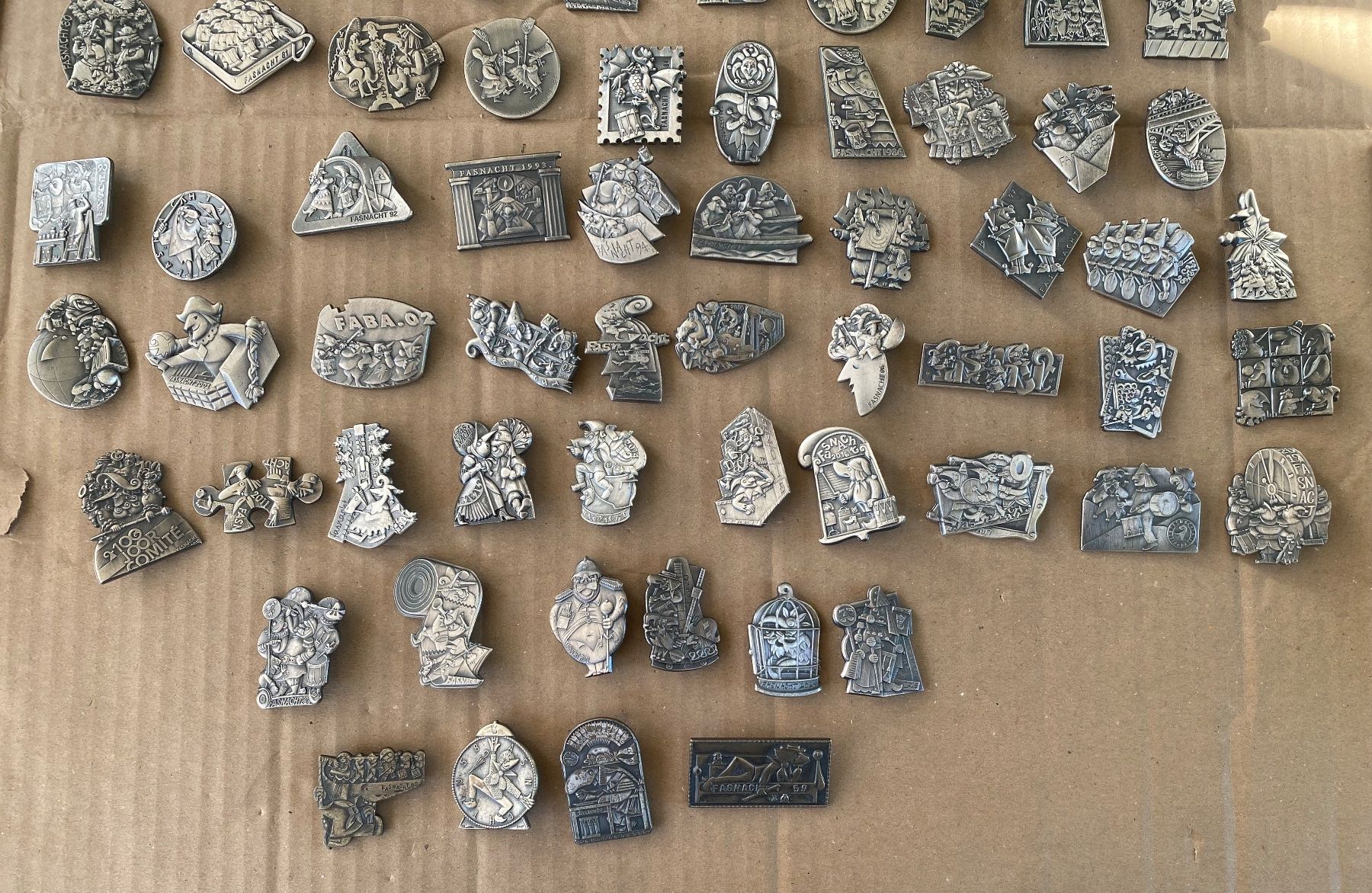 Basler Placchette & Badge: Sammlung  Baslerfasnachtsplaketten Silber – Usato da Allschwil venduto da Deal_Tiger99 3