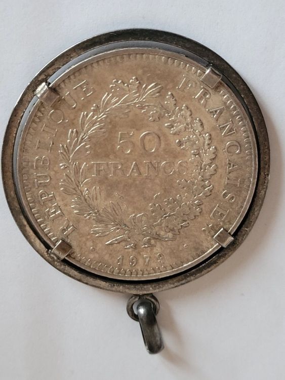 Pendentif or blanc et diamants sur panier canelé vers 1920