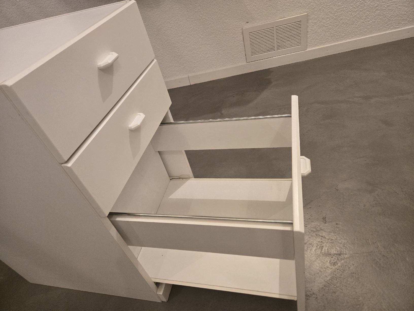 Armadi: Weisser Schrank, ideal für Küche oder Badezimmer – Usato da Nürensdorf venduto da jas_p72q 1