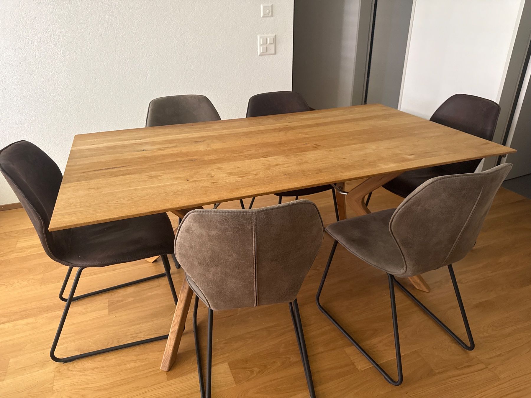 Set di tavolo e panche: Wood table with six chairs – Usato da Zürich venduto da ste_syx7 2