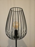 Stehlampe Drahtgestell schwarz mit Glühbirne