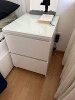 IKEA MALM Nachttisch 2 Schubladen, weiss, mit Glasplatte