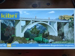 Spannbeton-Bogenbrücke, ca. 67x8x12cm, Bausatz von Kibri H0