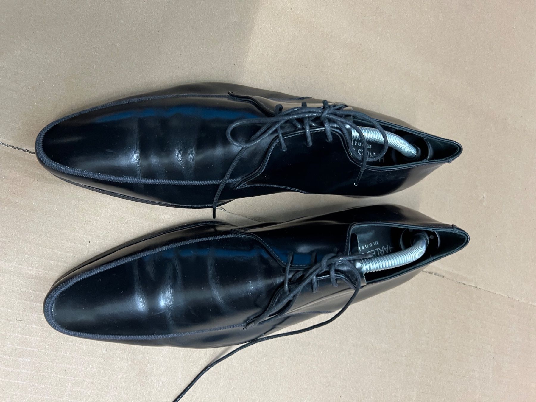 Scarpe da uomo: Paire de chaussures Charles Jourdan 41 – Usato da Basel venduto da La.Bonne.affaire