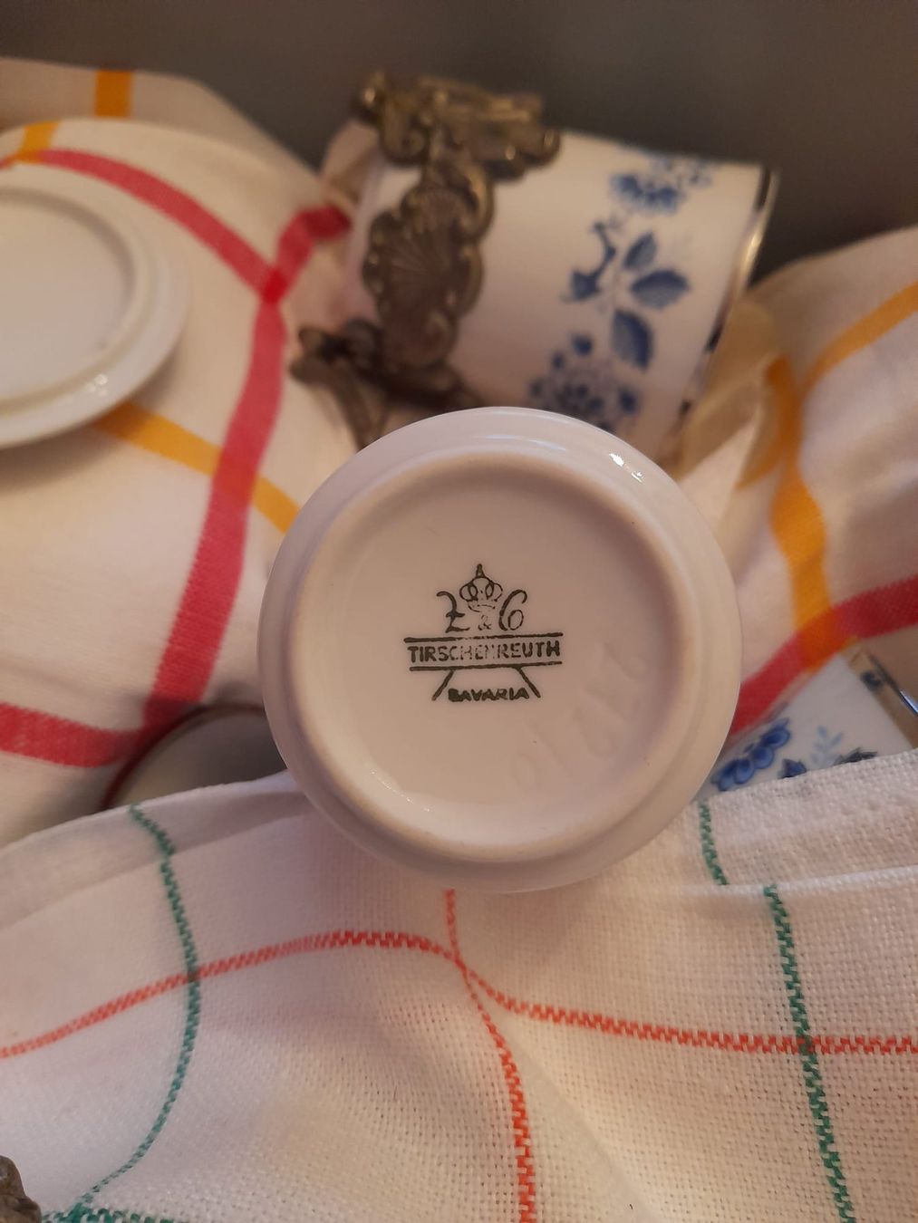 Set di piatti: Jugendstil Tassen mit Halterung und ein Milchkännchen – Usato da Basel venduto da ARTICTED 2