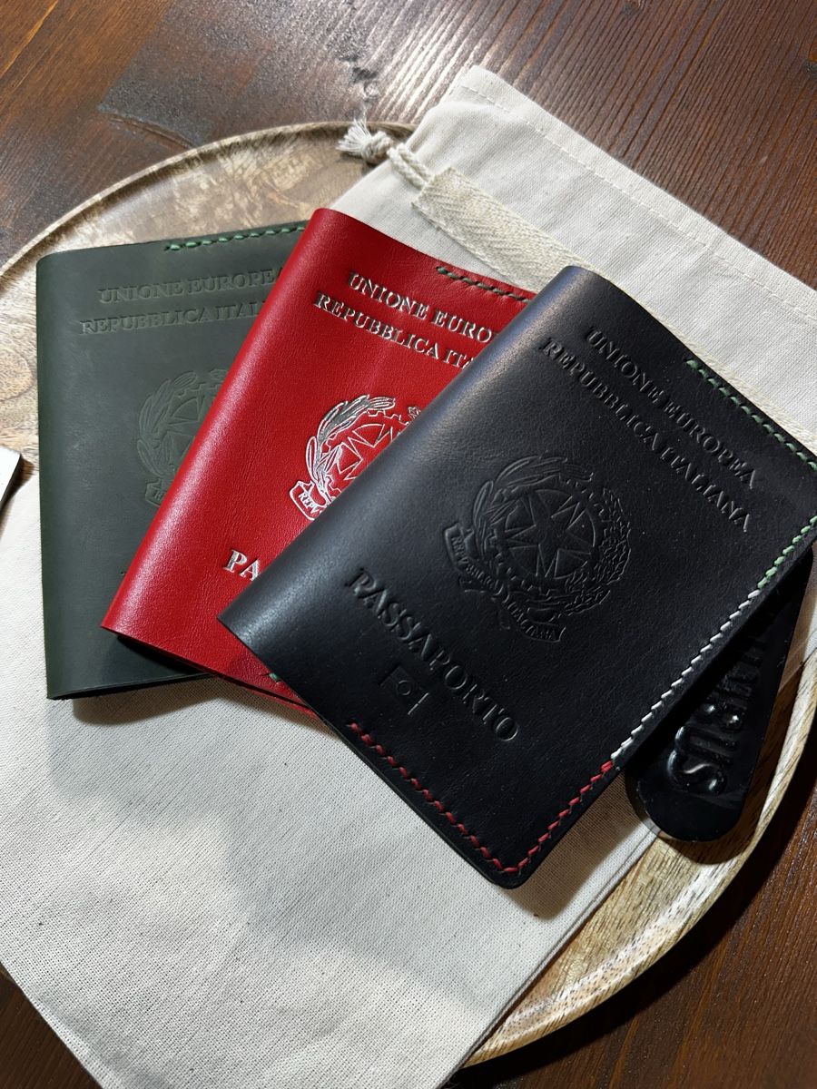 Cover & Protezioni schermo: Leder Passhülle Handmade | Echtleder | Passport Cover – Nuovo e nell'imballaggio originale da Mettmenstetten venduto da vad_57p2 1