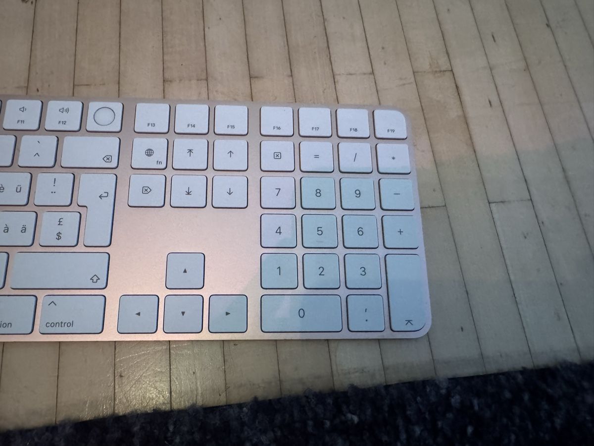 Apple Tastiere: Apple Magic Keyboard mit Touch ID und Ziffernblock – Usato da Adliswil venduto da Busys 3