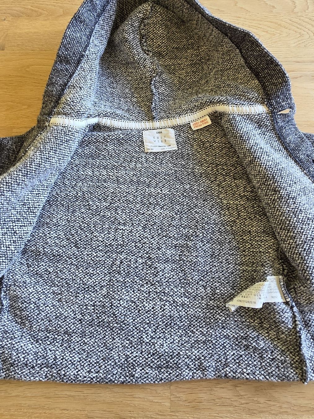 Zara Giacche & Cappotti: Zara Strickjacke Gr. 86 mit Kapuze  – Usato da Bergdietikon venduto da Staphylococcus 3