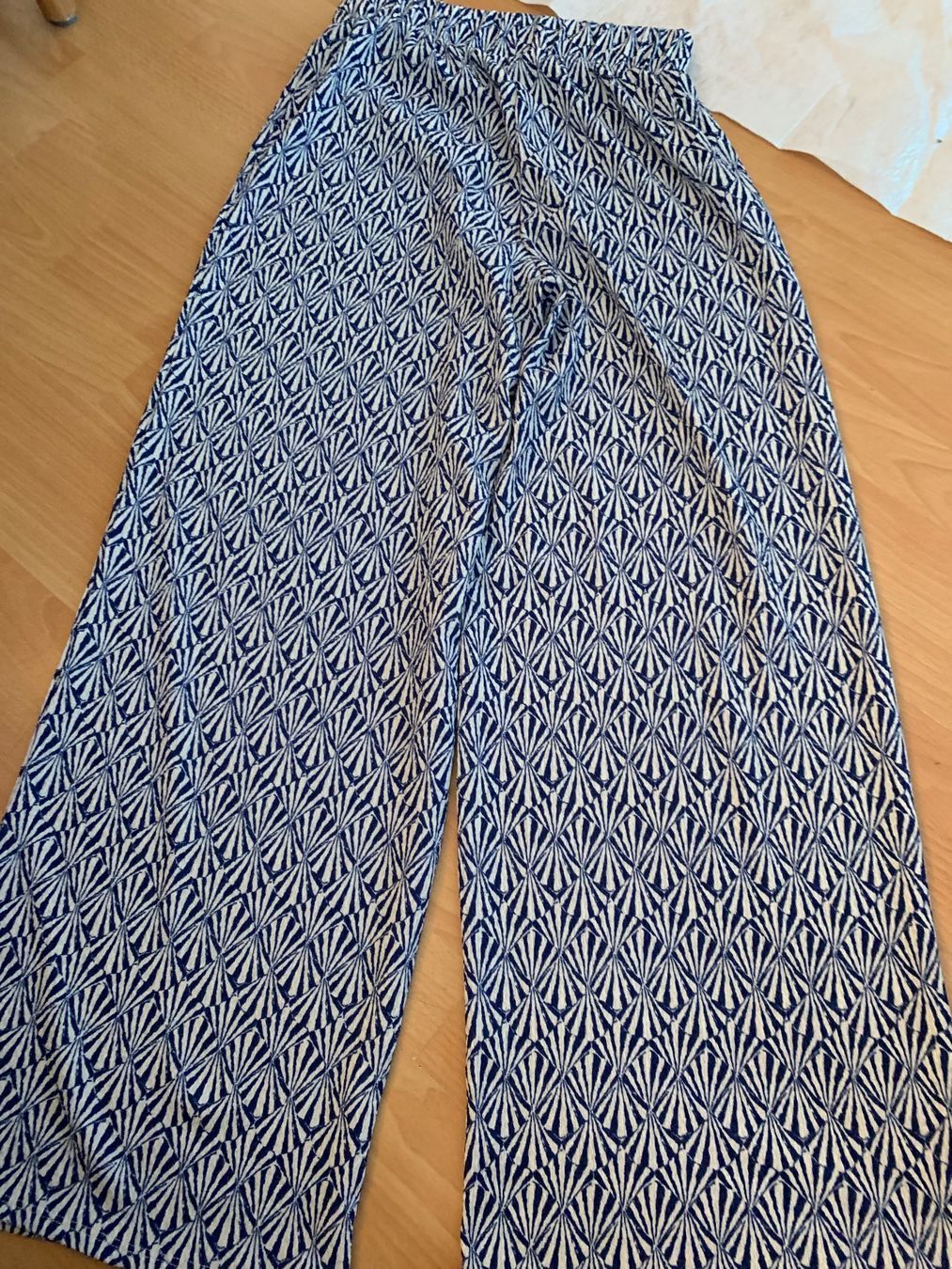 H&M Pantaloni: Joli pantalon ample léger H&M taille xs – Usato da MEYRIN venduto da Gwendo10 1