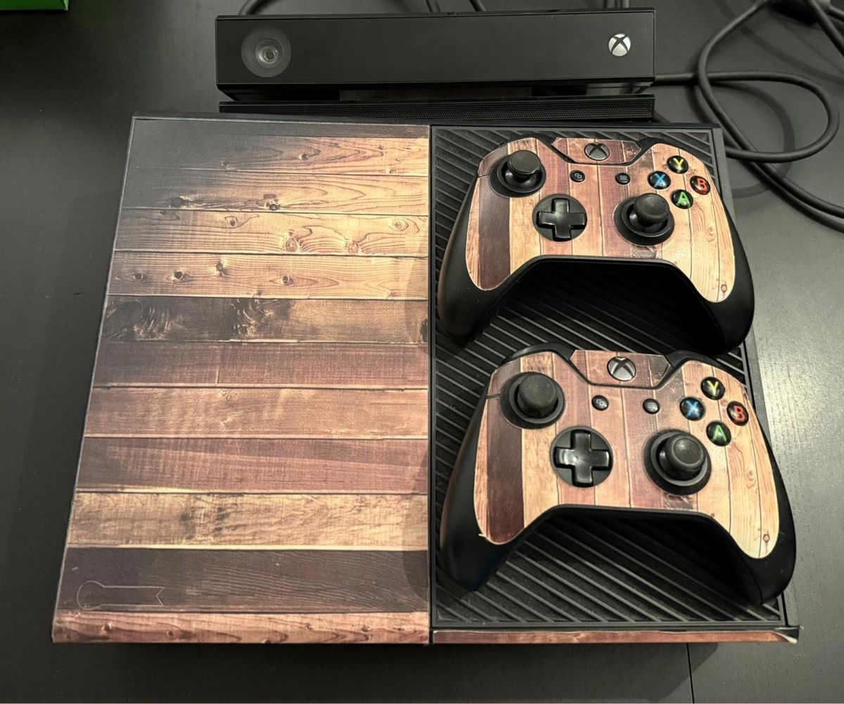 Microsoft Console: Xbox One + 19 giochi e chitarra – Usato da Arzo venduto da Jim_Boe13