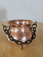 Marmite en cuivre avec chaine et pieds, ancienne, décorative