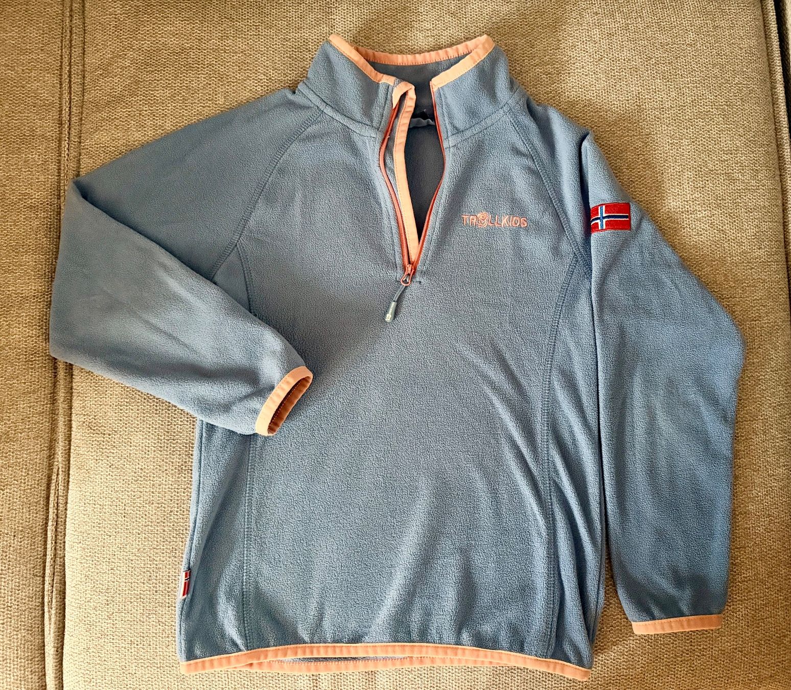 Maglioni & Felpe: Dünner Fleece Pullover Trollkids hellblau, Grösse 128 – Usato da Weingarten-Kalth venduto da ana_tim
