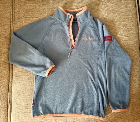 Dünner Fleece Pullover Trollkids hellblau, Grösse 128