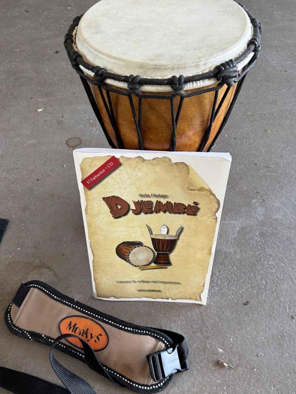 Strumenti musicali: Djembe Buch mit CD und Tragegurt gut erhalten – Usato da Glashütten venduto da Lautbirru