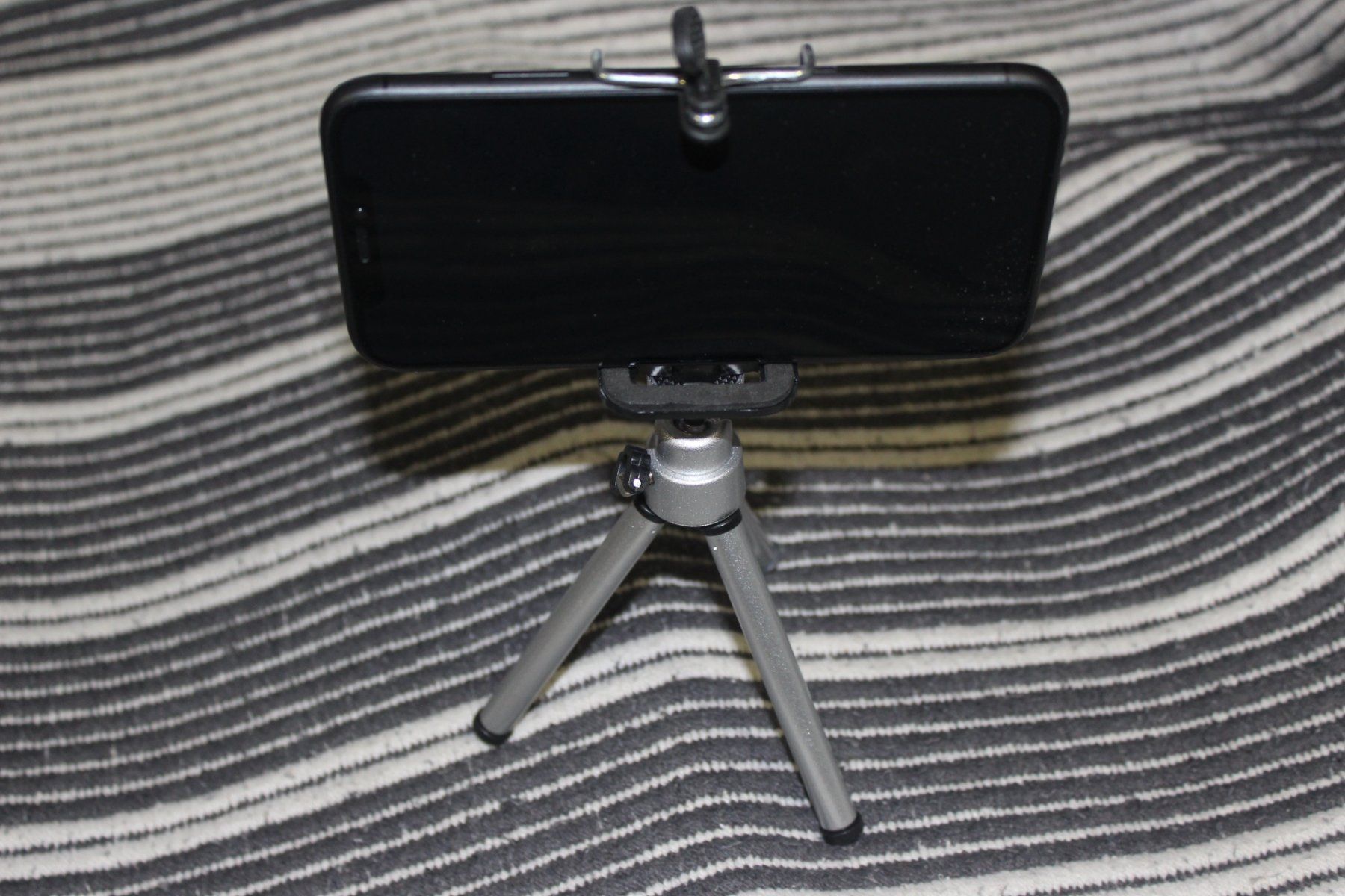 Treppiedi & Teste: Silber Smartphone Stativ Handy  Tripod  Klemmstativ Selfie – Nuovo (secondo la descrizione) da Kirchdorf AG venduto da Aarereussshop