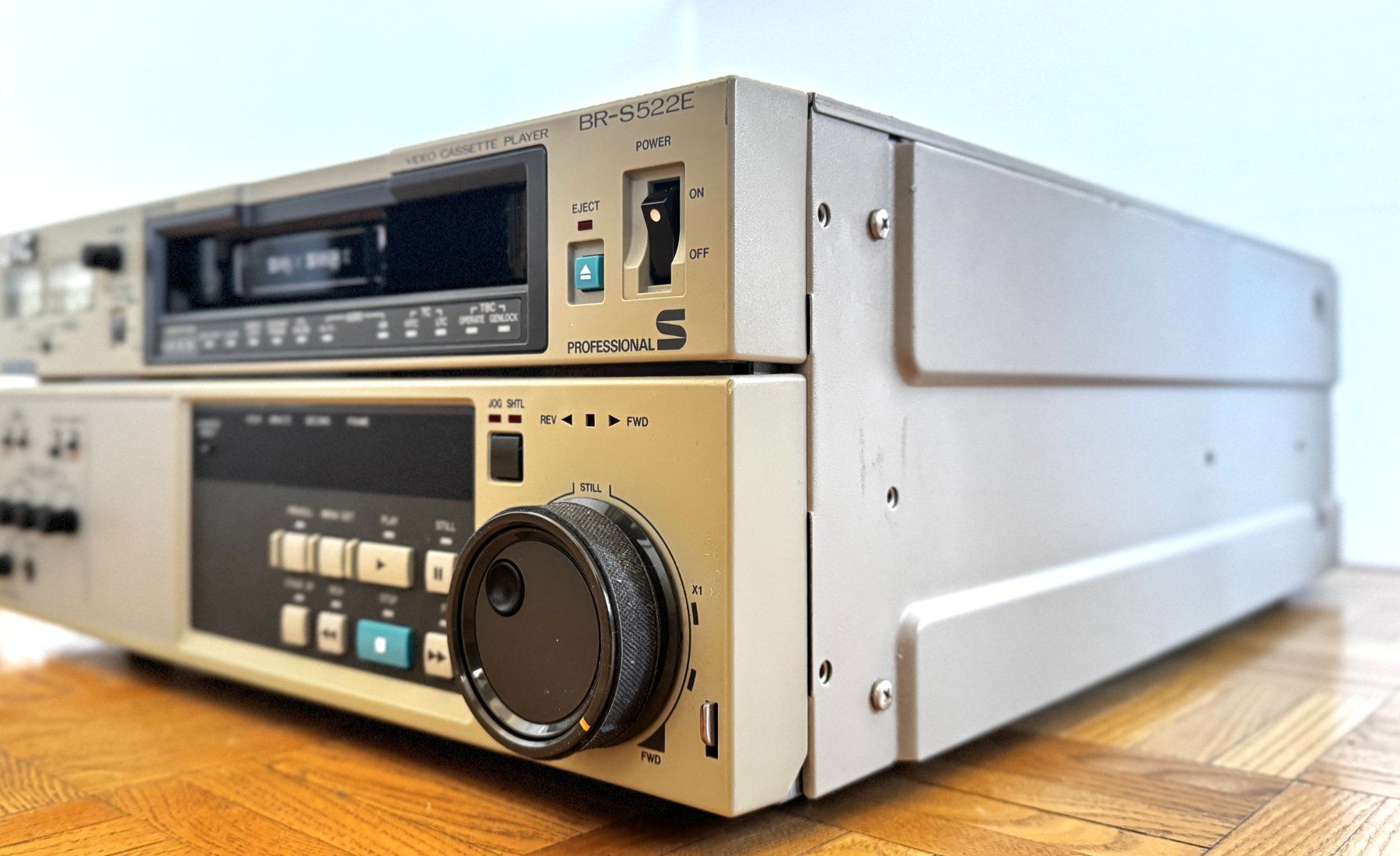 JVC Registratori: JVC BR-S522E Professional S-VHS Editing Video Player for rep – Usato da Zürich venduto da Tapehead 2