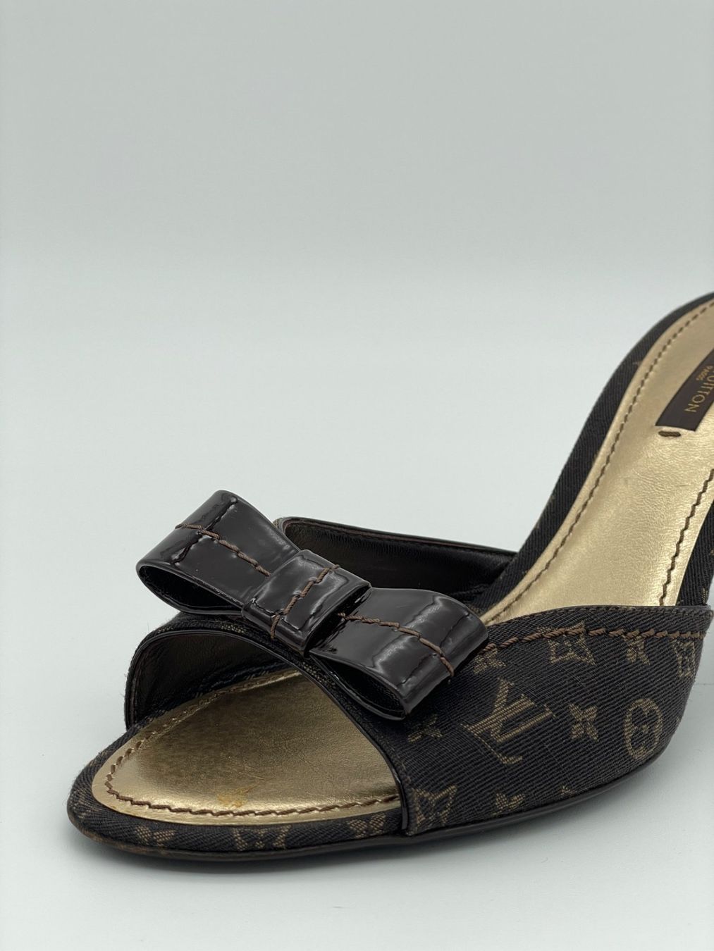 Louis Vuitton Scarpe da donna: Louis Vuitton Monogram Mini Lin Mule Pump EU 38.5 Braun – Usato da Zürich venduto da shoe_shop 5