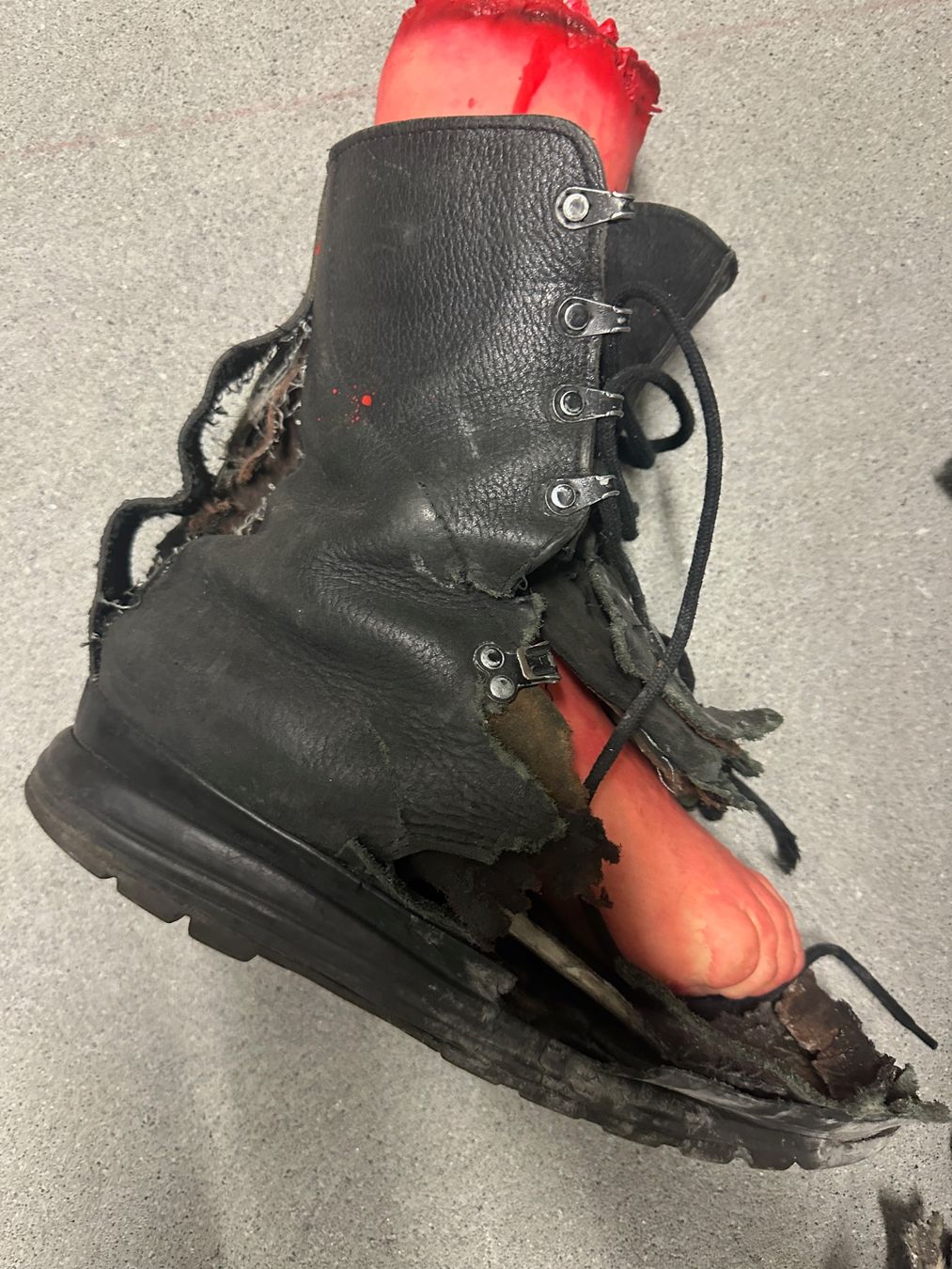 Schweizer Armee Scarpe da uomo: Schweizer Militärstiefel mit Handgranate gesprengt – Usato da Köniz venduto da Infresh8 1