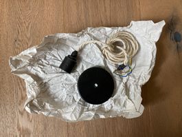 Hängelampe mit weissem Textilkabel– schwarz – minimalistisch