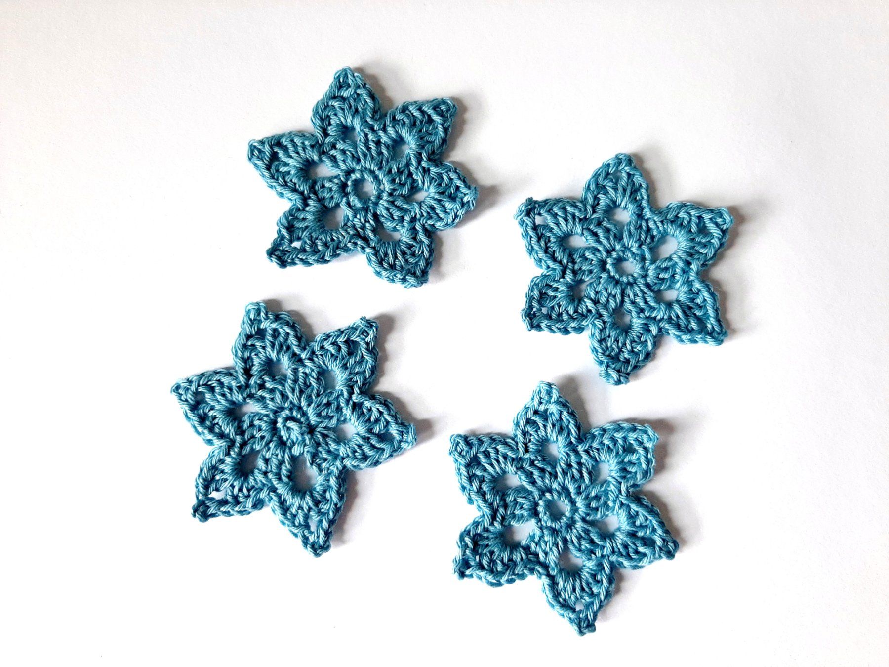 Tutte le decorazioni: 4 Blumen oder Sterne handgehäkelt blau neu Set – Nuovo e nell'imballaggio originale da Flaach venduto da maj_w_