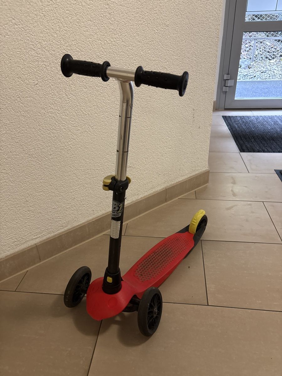 Oxelo Kickboard: Kids Micro Scooter - Red - Great Condition for Summer! – Usato da Chardonne venduto da ec_1