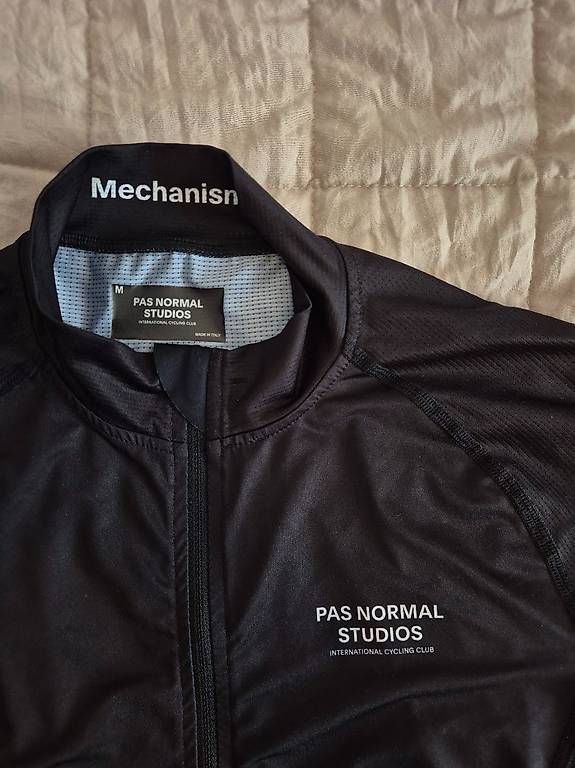 Pas Normal Studios Leibchen & Hosen: Pas Normal Studios Mechanism Men Jersey Grösse M Black – Gebraucht aus Zürich von kamillo3000 1
