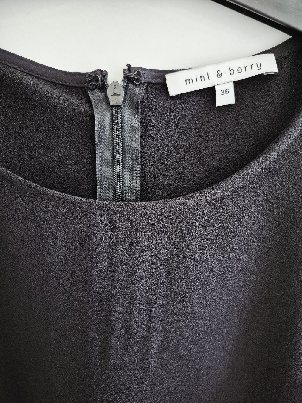 Kleider: Elegantes, ärmelloses, schwarzes Kleid Grösse 36 – Neu (gemäss Beschreibung) aus Wädenswil von Orso31 2