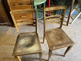 2 alte Stühle