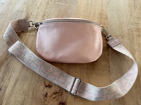 Bodybag Leder rosa mit gemustertem Gurt neuwertig