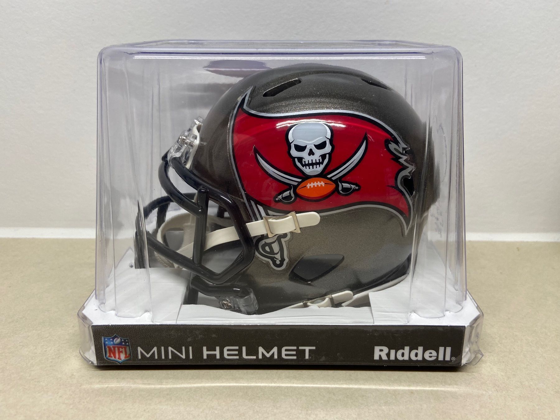 NFL Antike Kleidung: Tampa Bay Buccaneers Mini Speed Helm – Neu und originalverpackt aus Muttenz von US_Sport_Schweiz 2