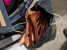 Sack voller Kleiderbügel, Holz