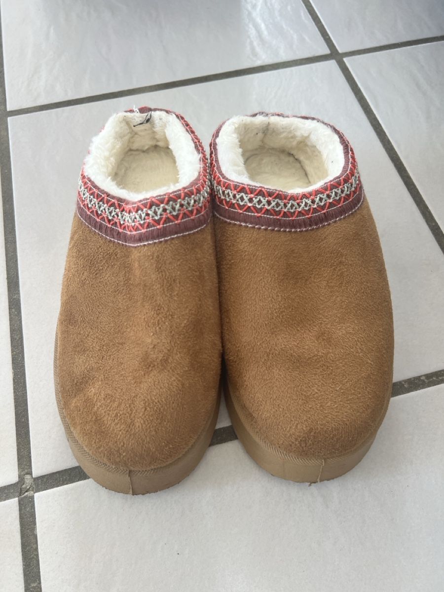 Damenschuhe: Hausschuhe braun mit Futter gr 39 – Gebraucht aus Diegten von kip_wg9z