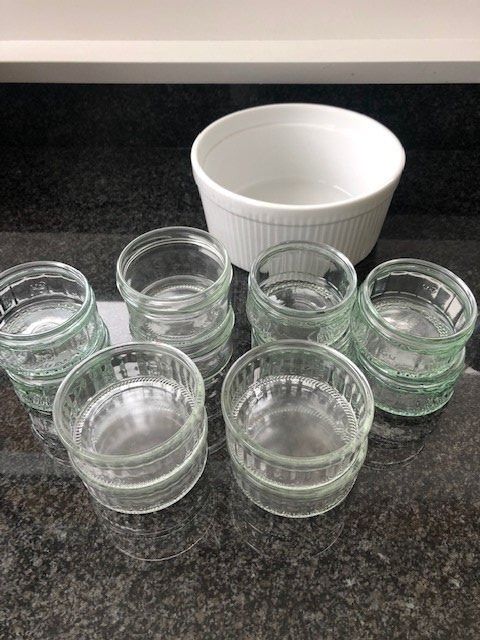 Set di piatti: Set of Soufflé dish and cups – Nuovo (secondo la descrizione) da Wohlen b. Bern venduto da cookiemonster