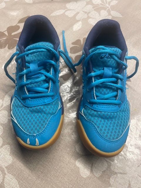 Asics Schuhe für Jungen: ASICS Hallensportschuh – Gebraucht aus Areuse von gho_z7qh