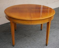 schöner ausziehbarer Kirschholz-Tisch im Empire-Stil