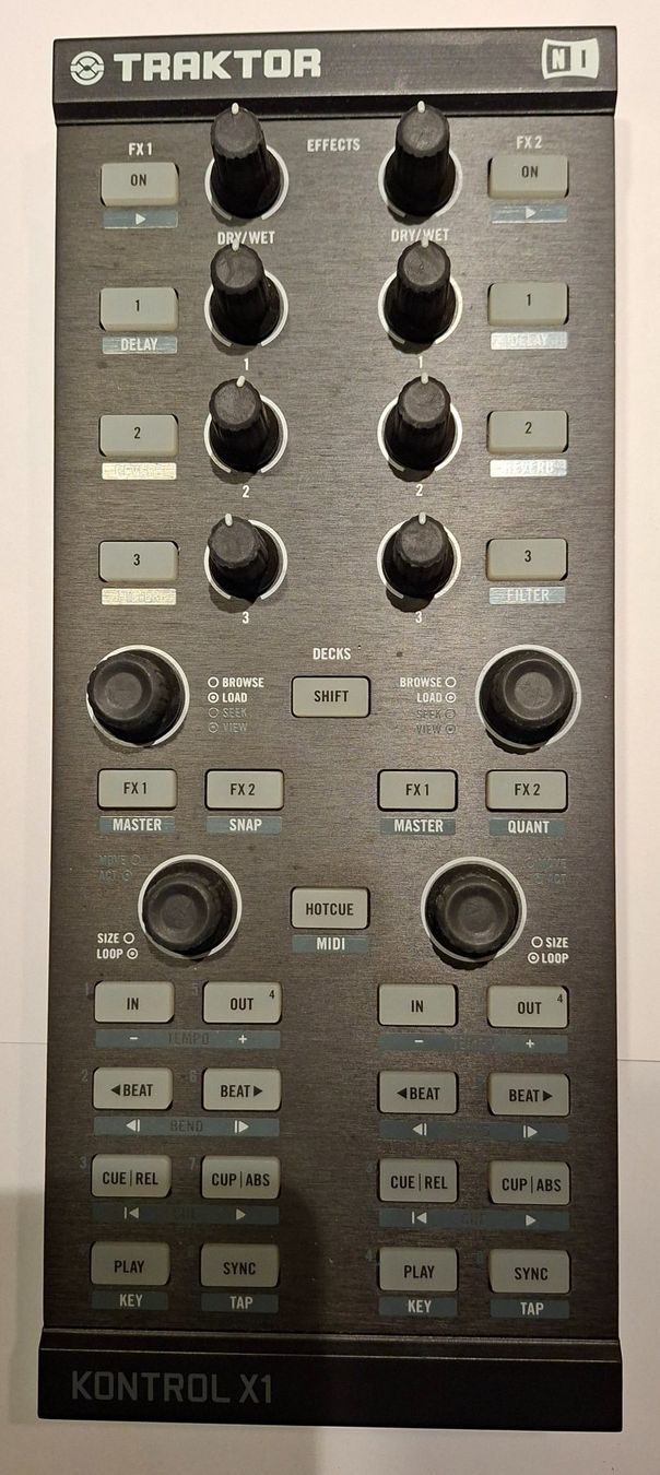 Sistema di controllo: TRAKTOR Kontrol X1 MK1 Native Instruments – Usato da Quartino venduto da matepetra