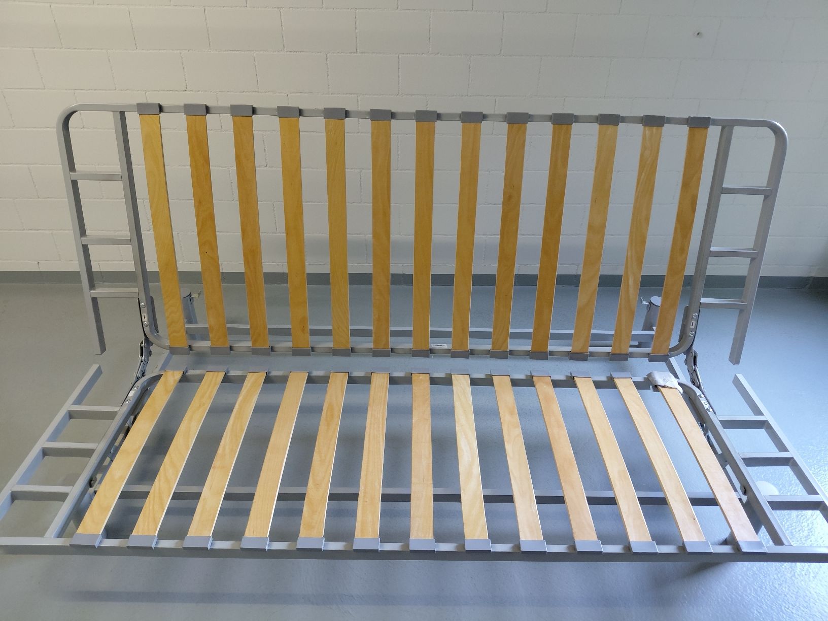 Divani: Sofabett mit Metallrahmen, funktioniert einwandfrei – Usato da Cham venduto da srb_26vq 3