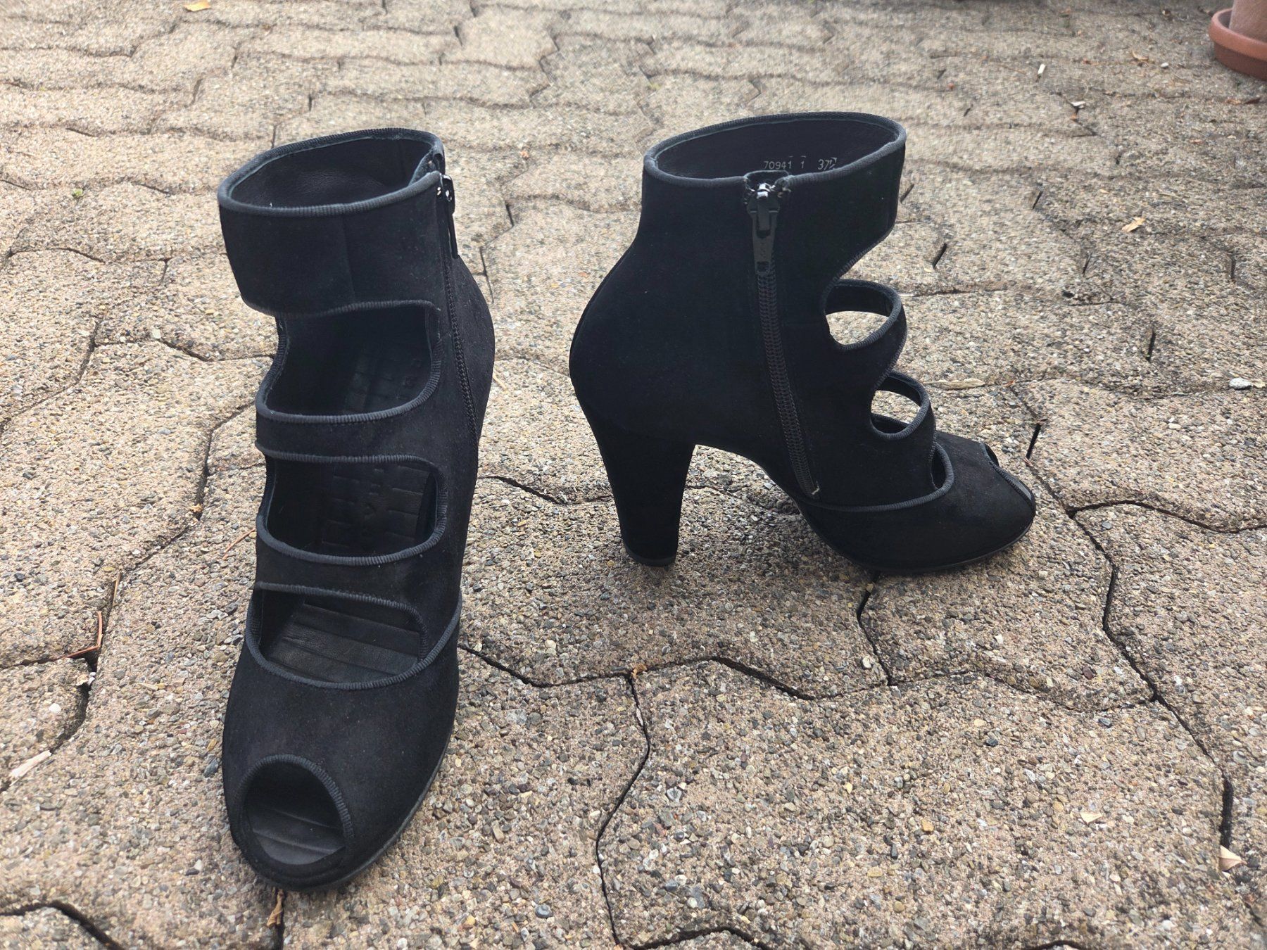 Chie Mihara Chaussures femmes: Chie Mihara Black Suede Booties NEU 37.5 – Neuf (Voir description) à Zürich par aktak 2