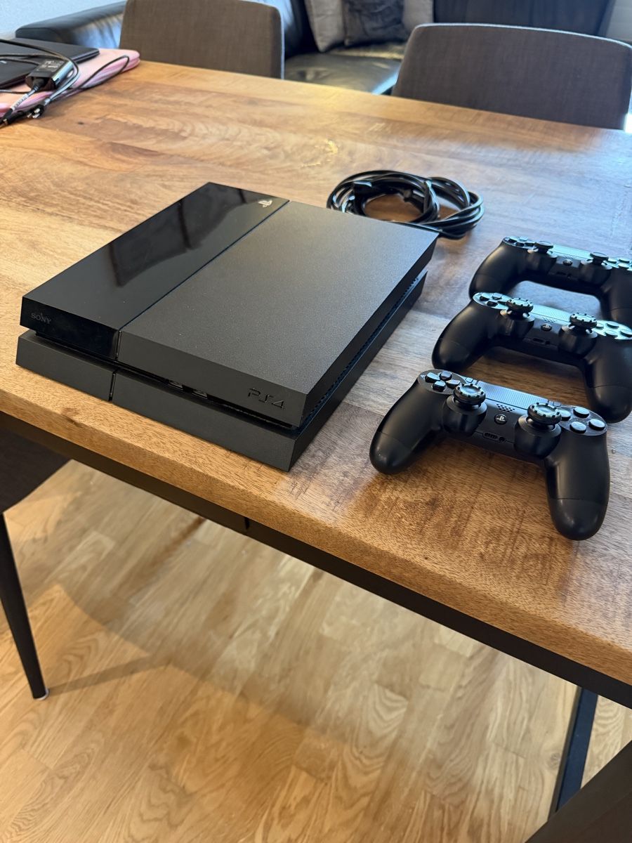 Sony Konsolen: Sony PlayStation 4 inkl. 3 Controller – Gebraucht aus Walchwil von lion1366 1