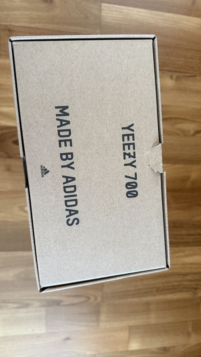 Adidas Scarpe da uomo: yeezy 700 salt 44 – Usato da Horgen venduto da Aron.zh 2