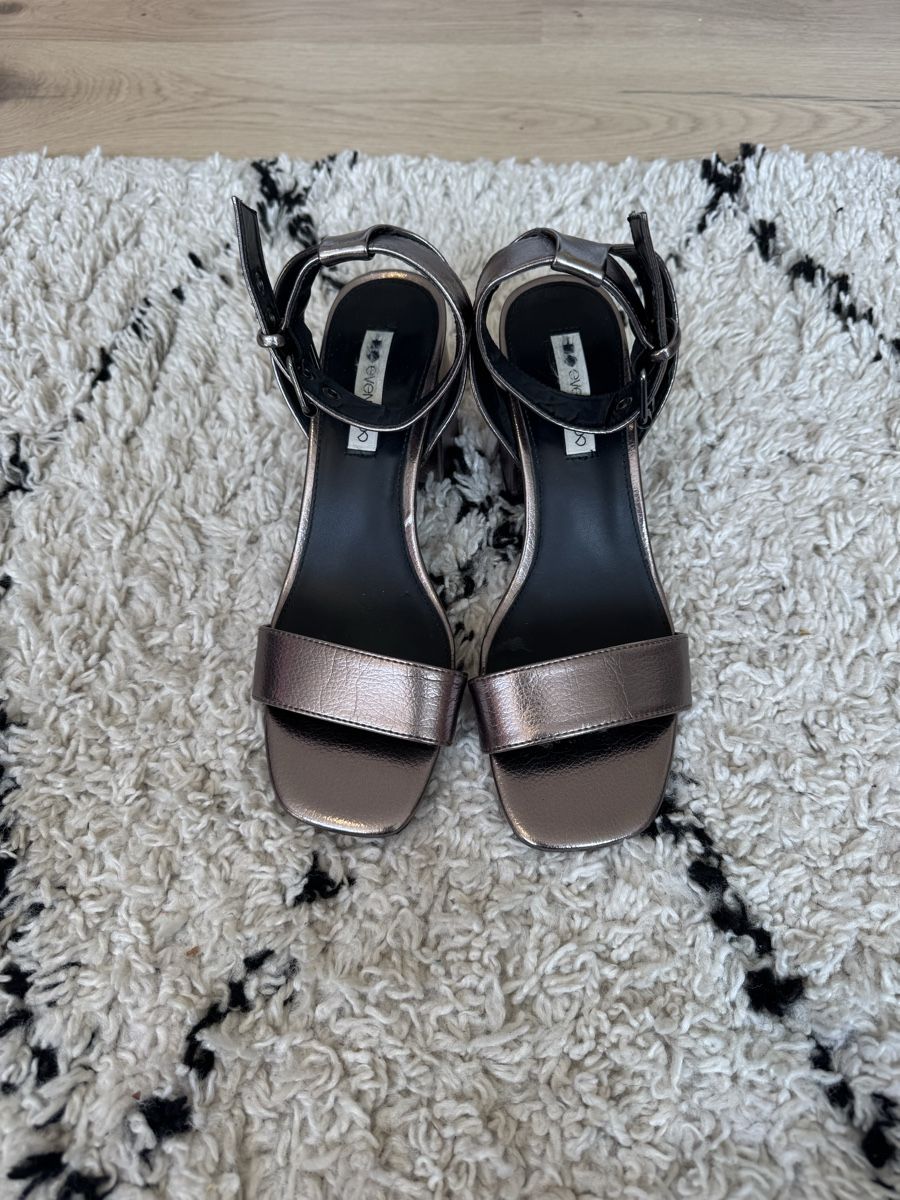 Scarpe da donna: Stylische Metallic Sandalen – Usato da Buchs ZH venduto da crazyhandbaggirl123 1