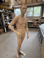 Männliche Schaufensterpuppe mit Fussbruch