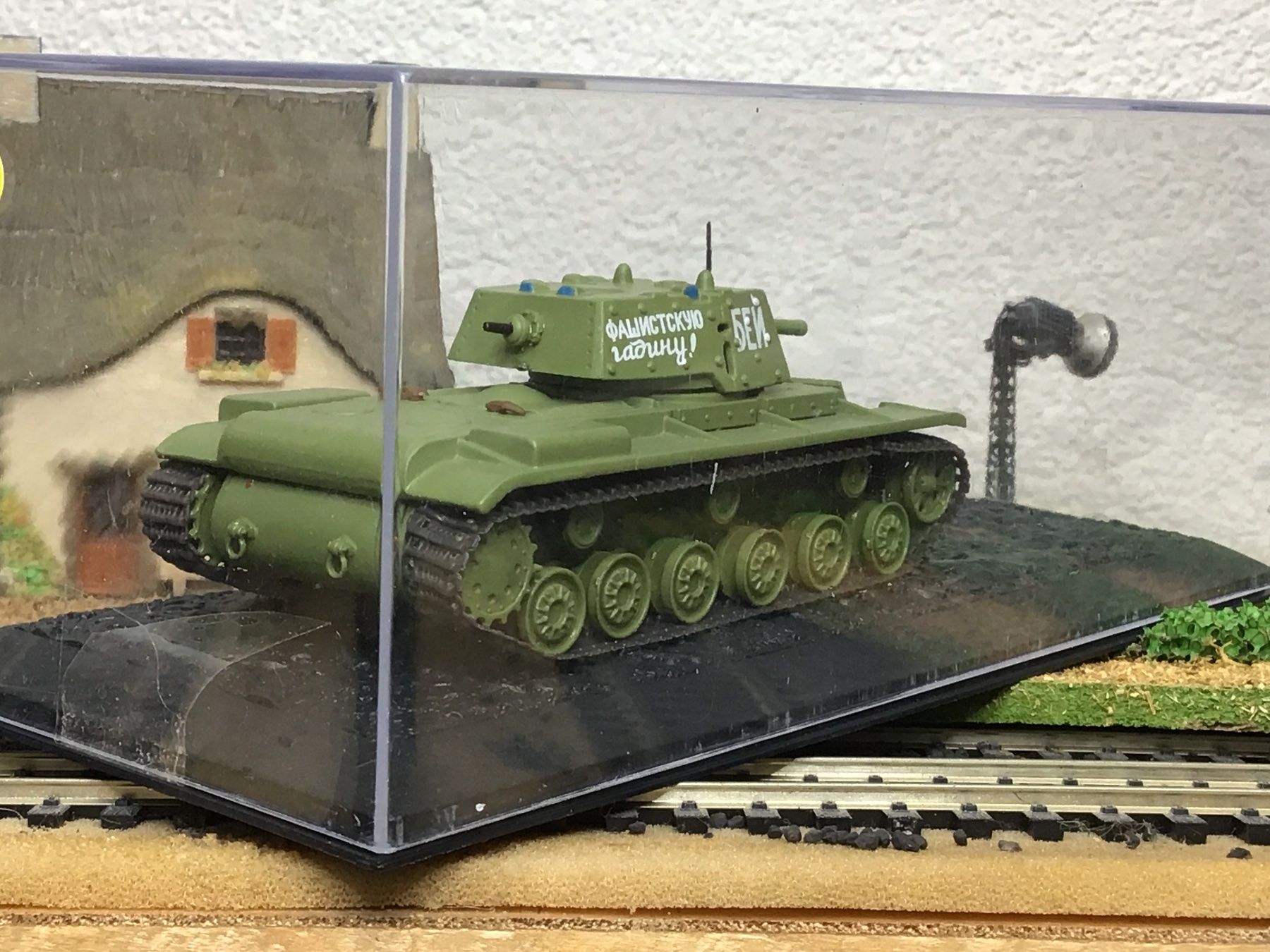 Kit di modellismo & Modellini statici: 1:72 Modellpanzer KV-1E mit Vitrine – Nuovo (secondo la descrizione) da Männedorf venduto da Spezial-Modelle 2