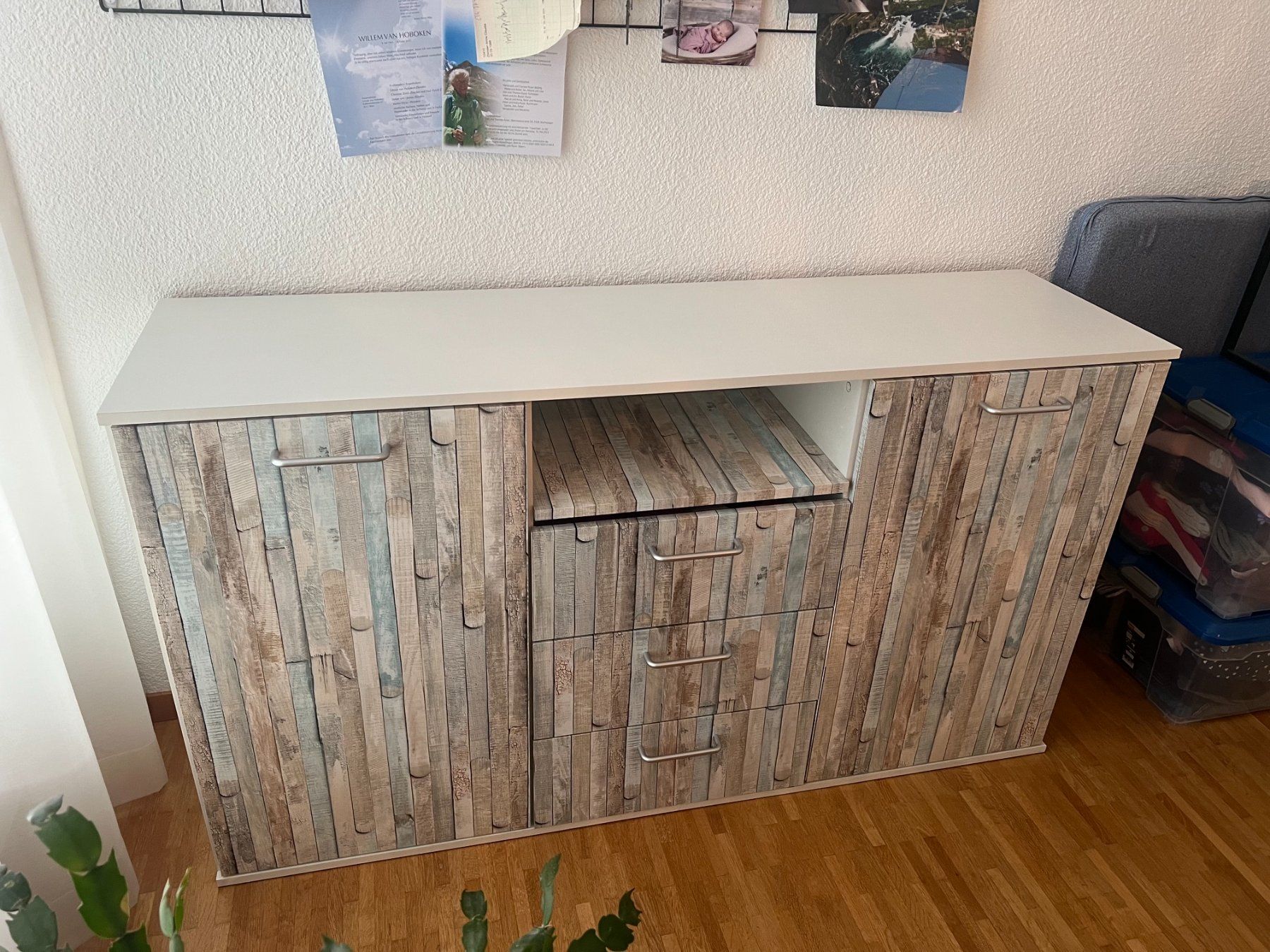 Cassettiere: Kommode mit Holzdesign-Tapete – Usato da Schliern b. Köniz venduto da west-coast 1