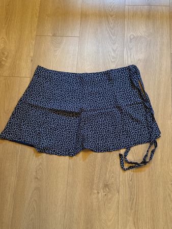 Rock Brandy Melville Blumenmuster Dunkelblau