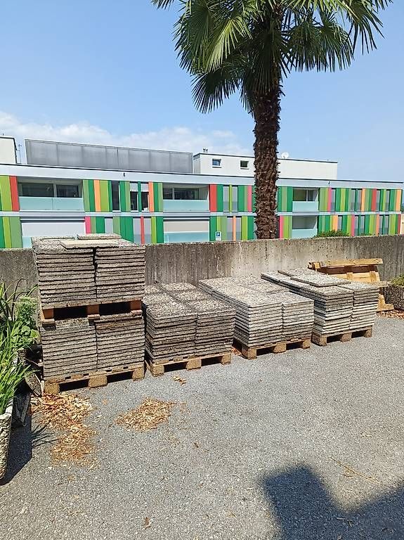 Rivestimenti per pavimenti: Piastrelle da giardino – Usato da Pazzallo venduto da inf_xbq5