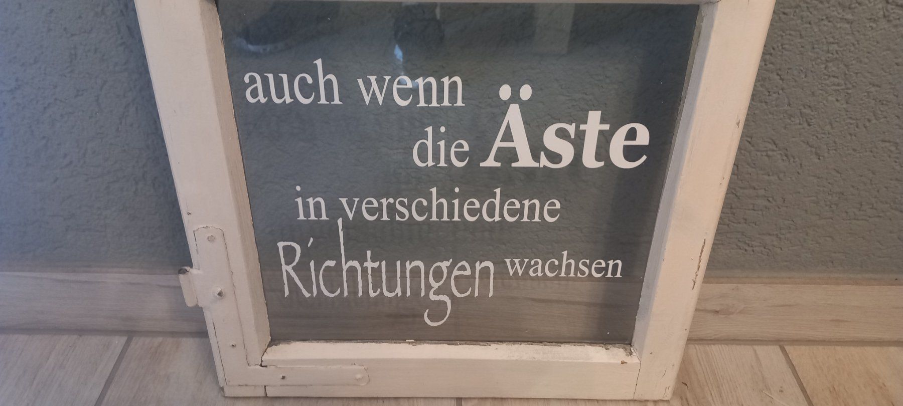Tutte le decorazioni: Altes Fenster schön dekoriert – Usato da Buttwil venduto da K_und_K 3