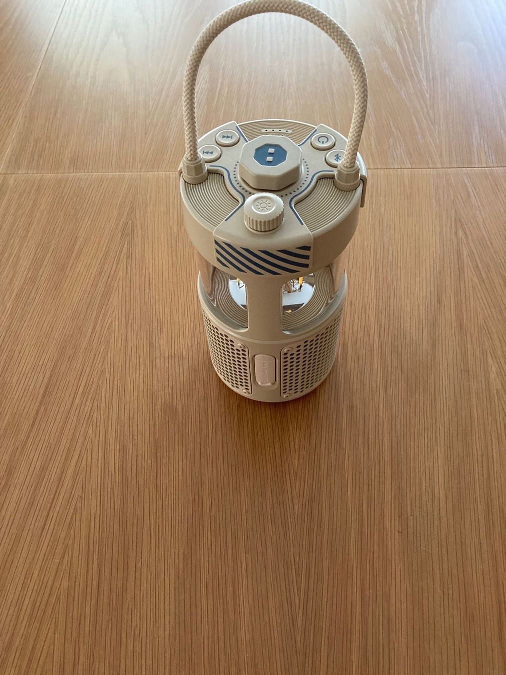 Lautsprecher: Bluetooth Lautsprecher mit LED Campinglicht neu – Neu und originalverpackt aus Gretzenbach von Agendo