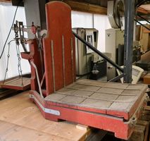 Waage aus Holz rot antik