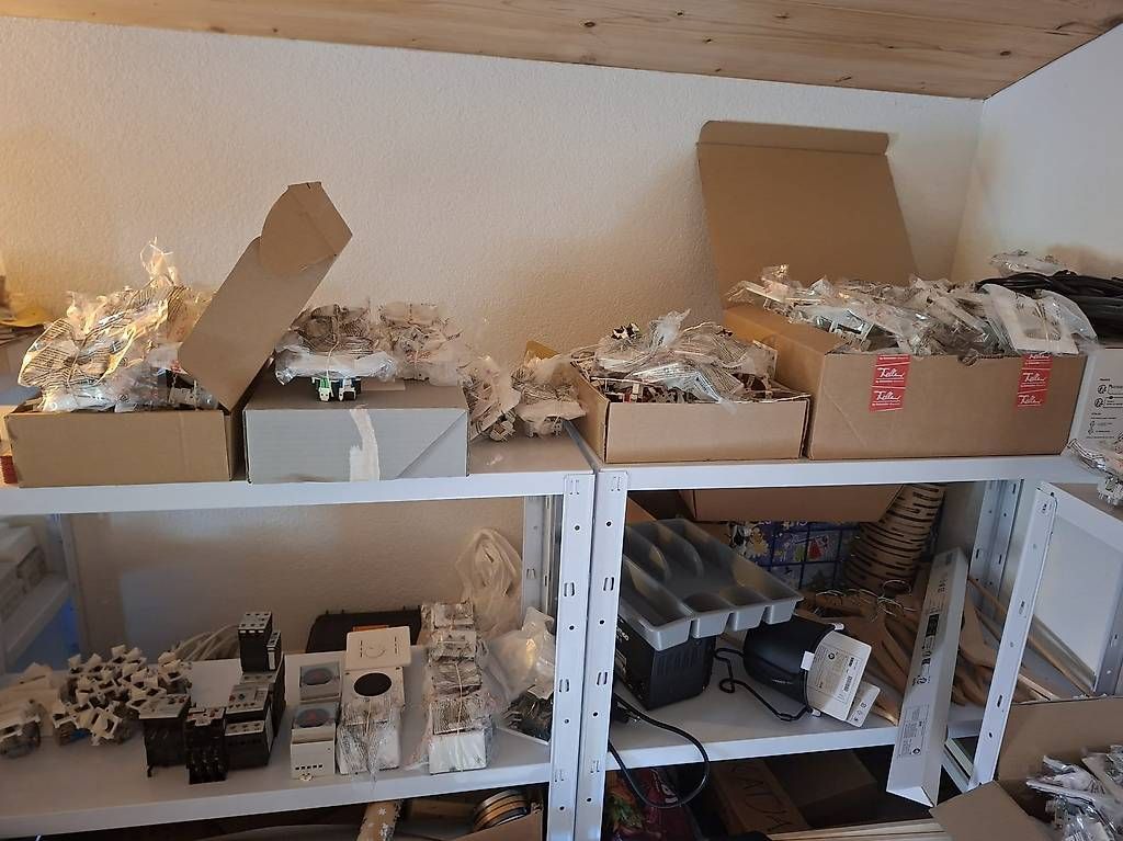 Feller Fiches d'alim.: Diverses Elektromaterial Edizio Due mit neuen Abdeckungen – Neuf (Voir description) à Emmenmatt par BitHeater 1